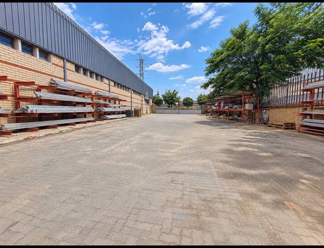 1,690M² WAREHOUSE FOR SALE IN ORMONDE